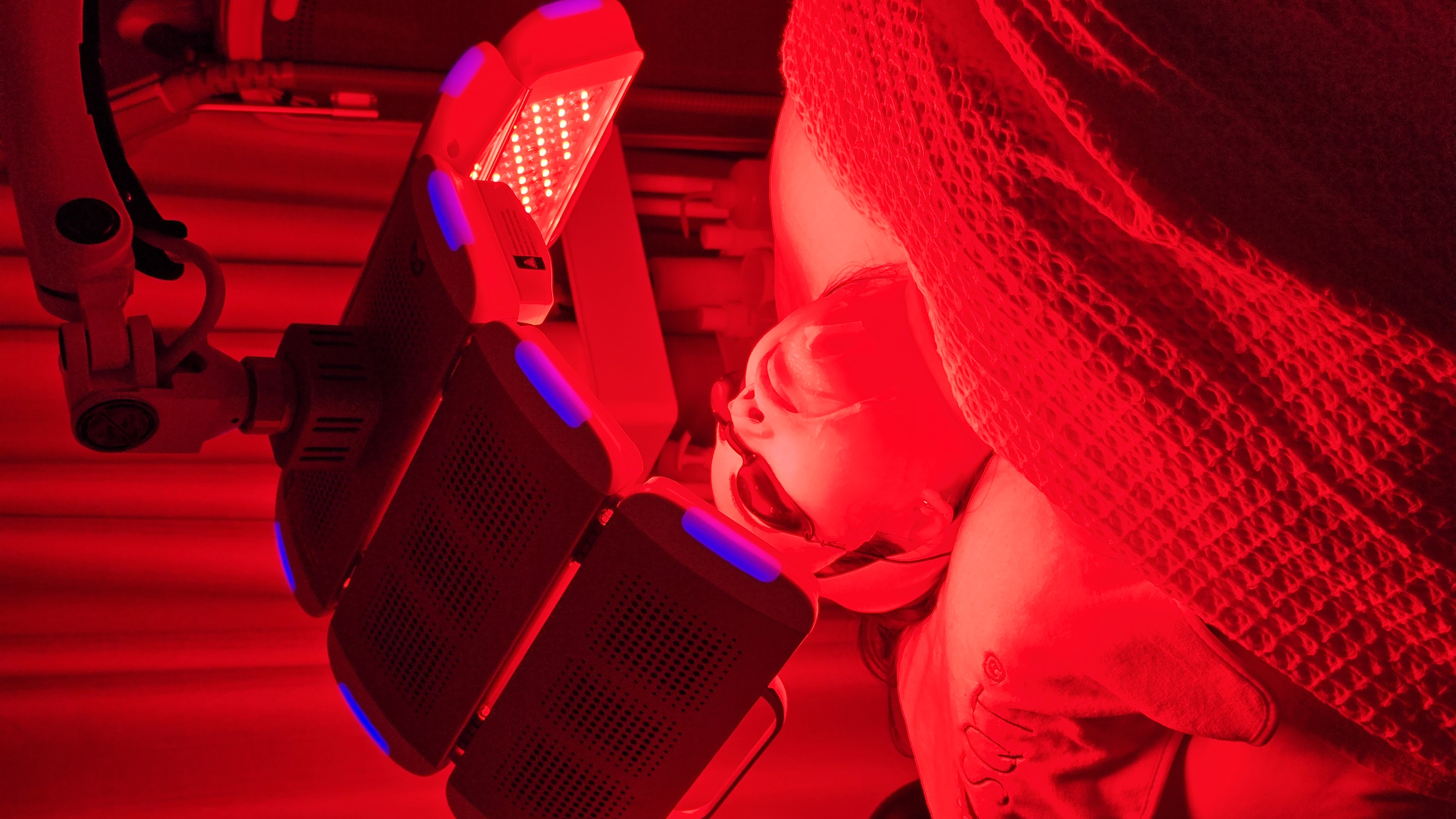 LED light therapy treatment at Omni Skin Clinic
